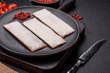 Sağlıklı, besleyici bir kahvaltı için krem peynirli, tam dikdörtgen tahıllı çıtır ekmek.