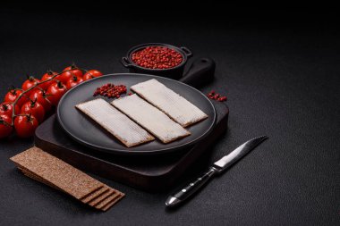 Sağlıklı, besleyici bir kahvaltı için krem peynirli, tam dikdörtgen tahıllı çıtır ekmek.