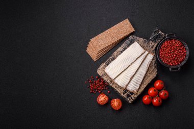 Sağlıklı, besleyici bir kahvaltı için krem peynirli, tam dikdörtgen tahıllı çıtır ekmek.