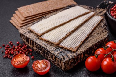 Sağlıklı, besleyici bir kahvaltı için krem peynirli, tam dikdörtgen tahıllı çıtır ekmek.