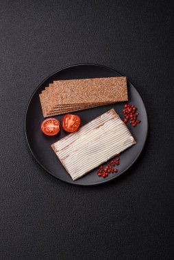 Sağlıklı, besleyici bir kahvaltı için krem peynirli, tam dikdörtgen tahıllı çıtır ekmek.