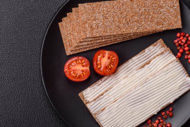 Sağlıklı, besleyici bir kahvaltı için krem peynirli, tam dikdörtgen tahıllı çıtır ekmek.