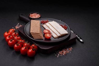 Sağlıklı, besleyici bir kahvaltı için krem peynirli, tam dikdörtgen tahıllı çıtır ekmek.