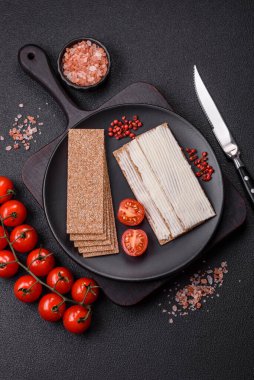 Sağlıklı, besleyici bir kahvaltı için krem peynirli, tam dikdörtgen tahıllı çıtır ekmek.