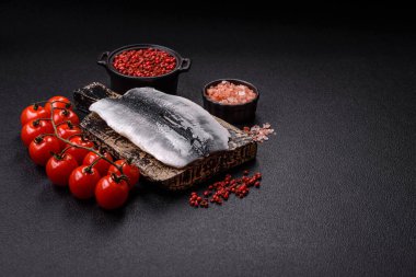 Ringa fileto tuzlu ve tuzlu, baharatlı ve yağlı koyu beton arka planda.