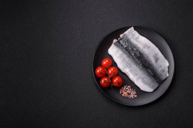 Ringa fileto tuzlu ve tuzlu, baharatlı ve yağlı koyu beton arka planda.