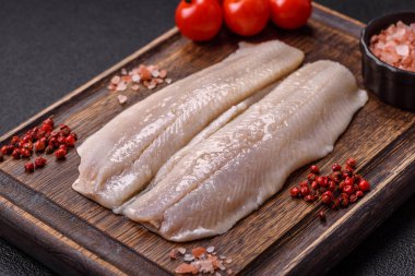 Ringa fileto tuzlu ve tuzlu, baharatlı ve yağlı koyu beton arka planda.