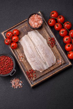 Ringa fileto tuzlu ve tuzlu, baharatlı ve yağlı koyu beton arka planda.