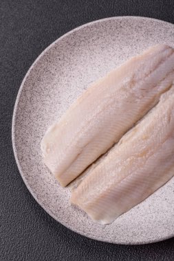 Ringa fileto tuzlu ve tuzlu, baharatlı ve yağlı koyu beton arka planda.