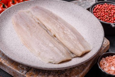 Ringa fileto tuzlu ve tuzlu, baharatlı ve yağlı koyu beton arka planda.