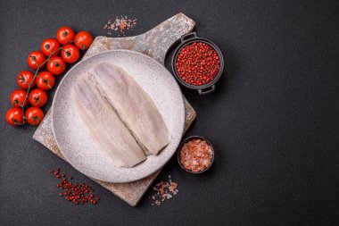 Ringa fileto tuzlu ve tuzlu, baharatlı ve yağlı koyu beton arka planda.