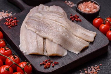 Ringa fileto tuzlu ve tuzlu, baharatlı ve yağlı koyu beton arka planda.