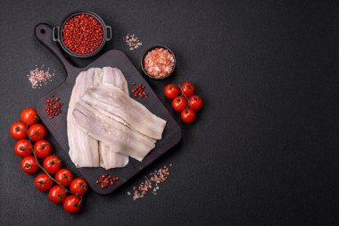 Ringa fileto tuzlu ve tuzlu, baharatlı ve yağlı koyu beton arka planda.