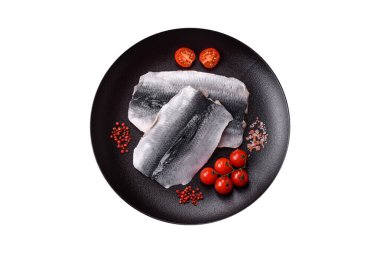 Ringa fileto tuzlu ve tuzlu, baharatlı ve yağlı beyaz arka planda.