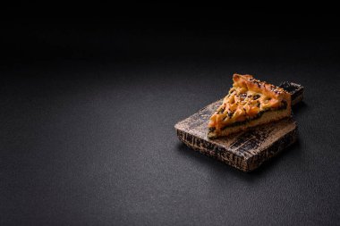 Somon, ıspanak ya da brokoli, tuz ve baharatlı kiş parçaları koyu beton arka planda.