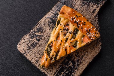 Somon, ıspanak ya da brokoli, tuz ve baharatlı kiş parçaları koyu beton arka planda.