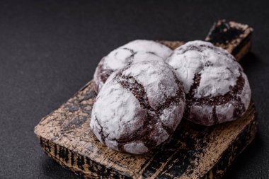 Tatil masası için evde yapılan çikolatalı buruşuk kurabiyeler.