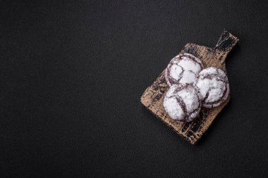 Tatil masası için evde yapılan çikolatalı buruşuk kurabiyeler.