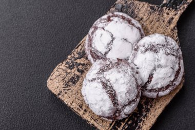 Tatil masası için evde yapılan çikolatalı buruşuk kurabiyeler.