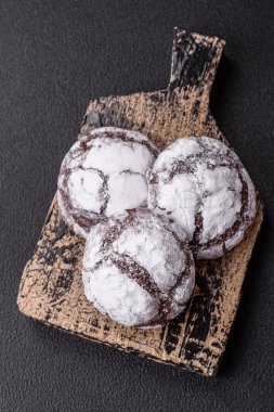 Tatil masası için evde yapılan çikolatalı buruşuk kurabiyeler.