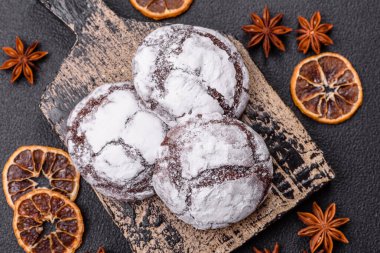 Tatil masası için evde yapılan çikolatalı buruşuk kurabiyeler.