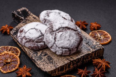 Tatil masası için evde yapılan çikolatalı buruşuk kurabiyeler.