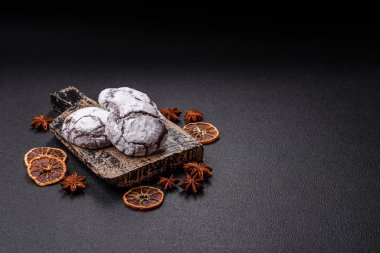 Tatil masası için evde yapılan çikolatalı buruşuk kurabiyeler.