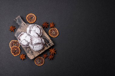 Tatil masası için evde yapılan çikolatalı buruşuk kurabiyeler.