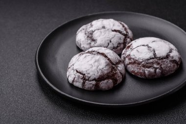 Tatil masası için evde yapılan çikolatalı buruşuk kurabiyeler.