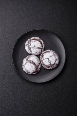 Tatil masası için evde yapılan çikolatalı buruşuk kurabiyeler.