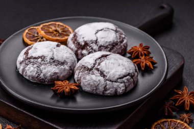 Tatil masası için evde yapılan çikolatalı buruşuk kurabiyeler.