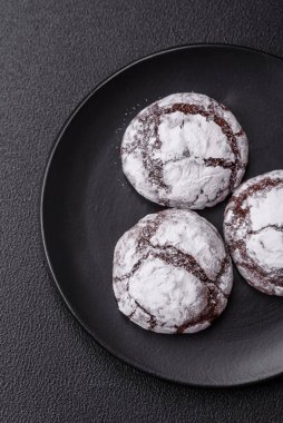 Tatil masası için evde yapılan çikolatalı buruşuk kurabiyeler.