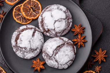 Tatil masası için evde yapılan çikolatalı buruşuk kurabiyeler.