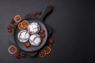 Tatil masası için evde yapılan çikolatalı buruşuk kurabiyeler.