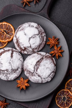 Tatil masası için evde yapılan çikolatalı buruşuk kurabiyeler.