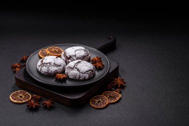 Tatil masası için evde yapılan çikolatalı buruşuk kurabiyeler.