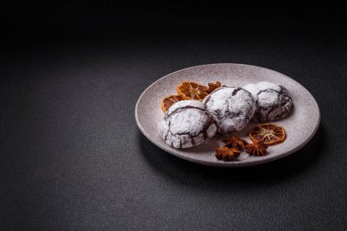 Tatil masası için evde yapılan çikolatalı buruşuk kurabiyeler.