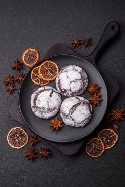 Tatil masası için evde yapılan çikolatalı buruşuk kurabiyeler.