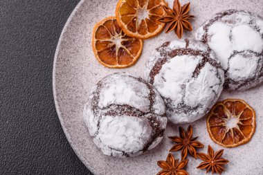 Tatil masası için evde yapılan çikolatalı buruşuk kurabiyeler.