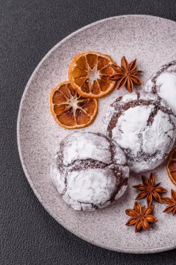 Tatil masası için evde yapılan çikolatalı buruşuk kurabiyeler.