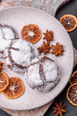 Tatil masası için evde yapılan çikolatalı buruşuk kurabiyeler.