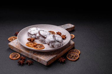 Tatil masası için evde yapılan çikolatalı buruşuk kurabiyeler.