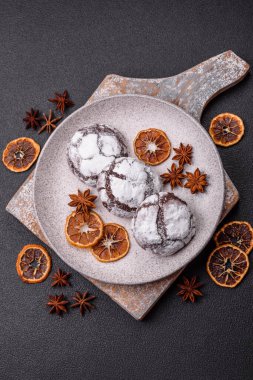 Tatil masası için evde yapılan çikolatalı buruşuk kurabiyeler.