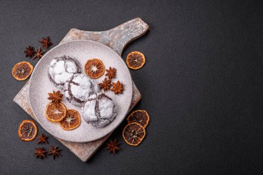 Tatil masası için evde yapılan çikolatalı buruşuk kurabiyeler.