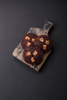 Tatil masası için evde yapılan çikolatalı kurabiyeler.