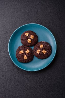 Tatil masası için evde yapılan çikolatalı kurabiyeler.