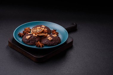 Tatil masası için evde yapılan çikolatalı kurabiyeler.