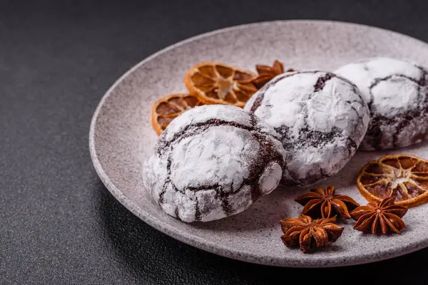 Tatil masası için evde yapılan çikolatalı buruşuk kurabiyeler.