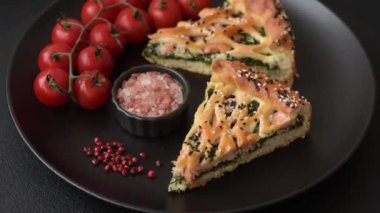 Somon, ıspanak ya da brokoli, tuz ve baharatlı kiş parçaları koyu beton arka planda.