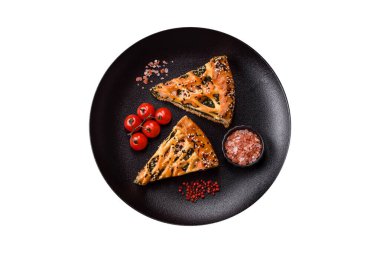 Somon, ıspanak ya da brokoli, tuz ve baharatlı kiş parçaları beyaz arka planda.